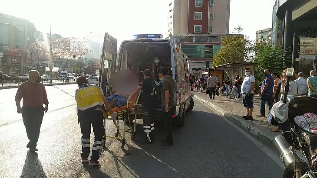 Bursa'da taksici ile yolcu arasında çıkan kavgada şoför bıçakla yaralandı