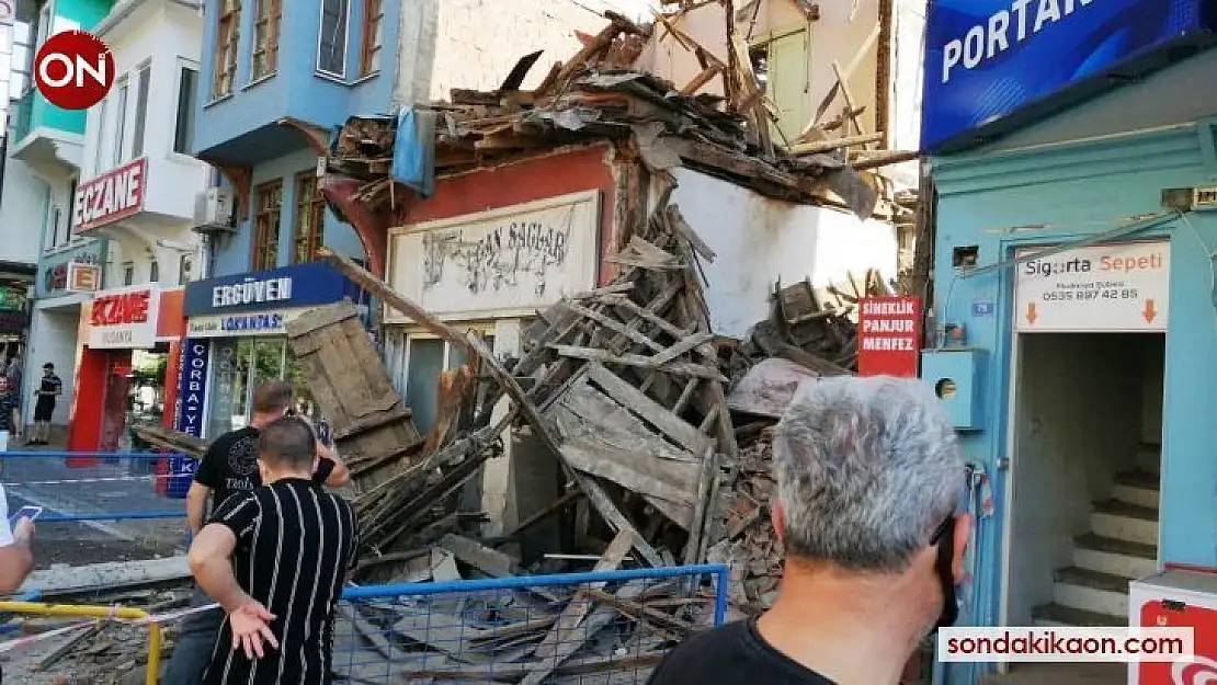Bursa'da tarihi bina çöktü