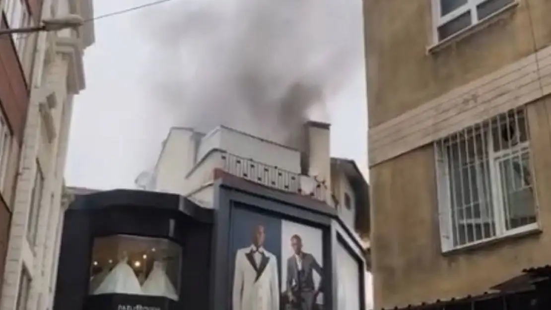 Bursa'da Tarihi Uzun Çarşı'da korkutan yangın: Çatı katı alev alev yandı