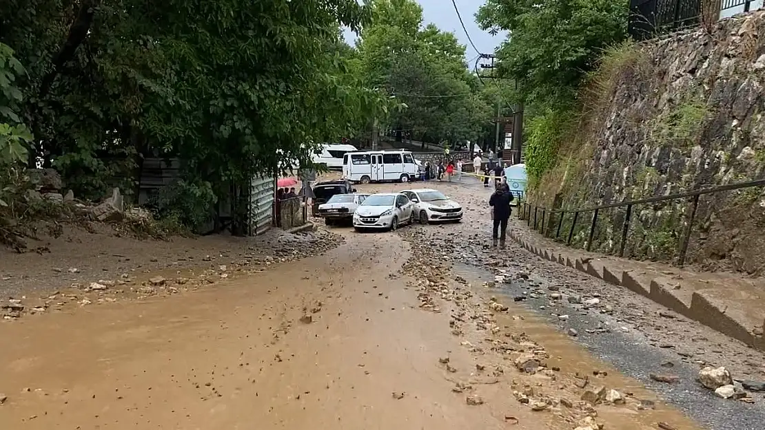 Bursa'da taşan dere araçları böyle önüne kattı...Araçların sürüklenmesi kamerada