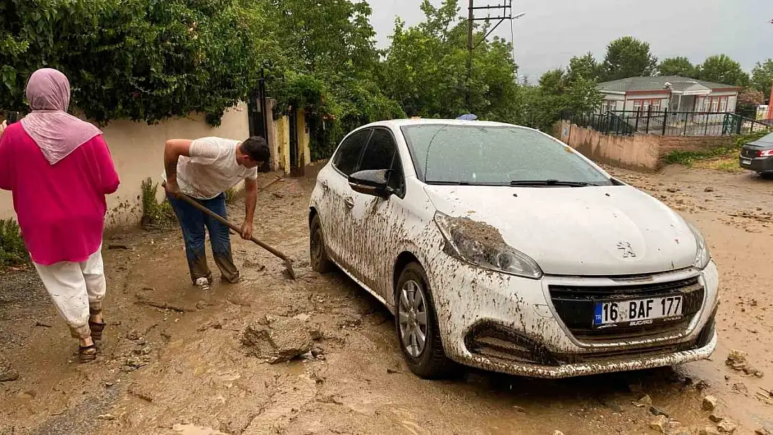 Bursa'da taşan dere araçları önüne kattı