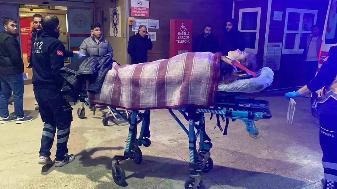 Bursa'da tır ile otomobil kafa kafaya çarpıştı: 6 yaralı