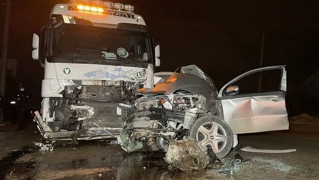 Bursa'da tırla otomobilin kafa kafaya çarpıştığı kaza ânı kamerada