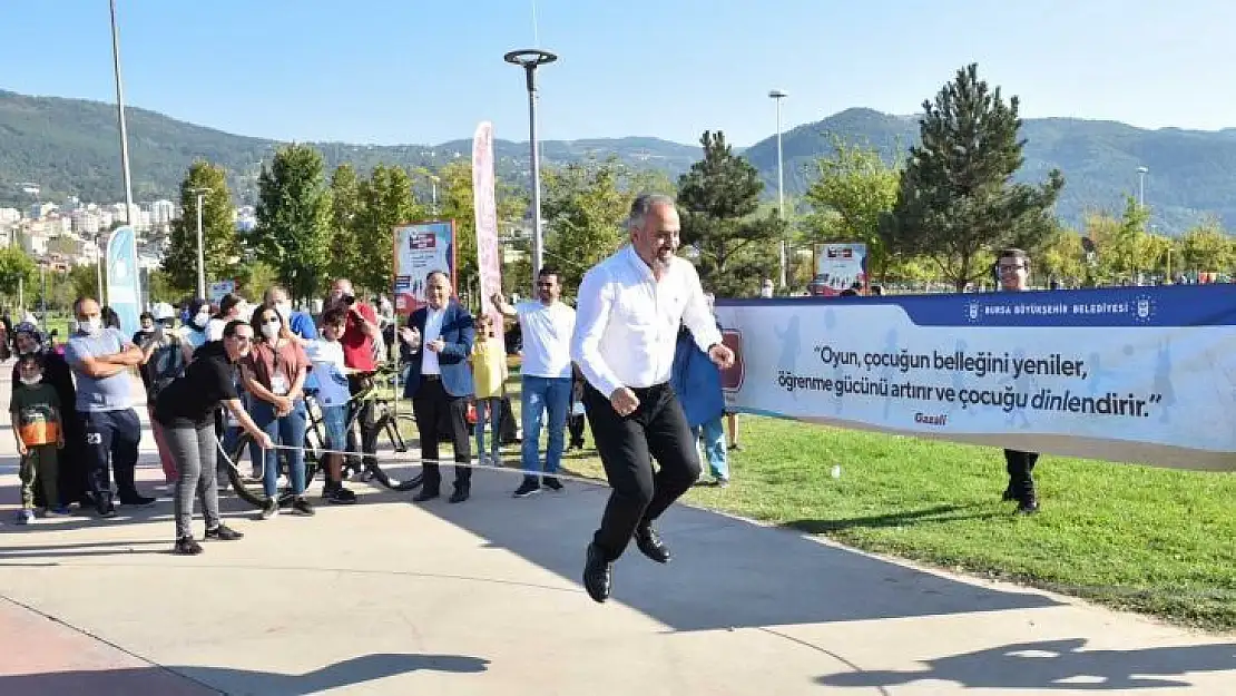 Bursa'da unutulmaya yüz tutmuş sokak oyunları çocuklarla buluştu