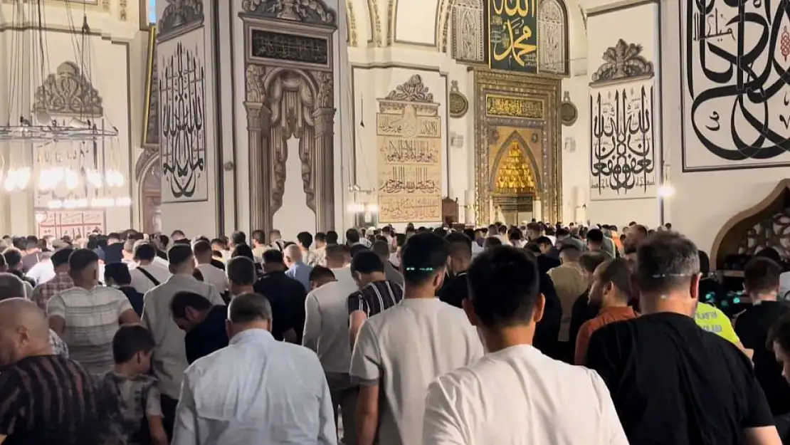 Bursa'da vatandaşlar, bayram namazı için Ulu Cami'ye akın etti