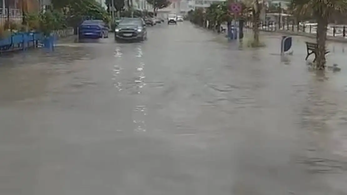 Bursa'da yağan yağmur yolları göle çevirdi