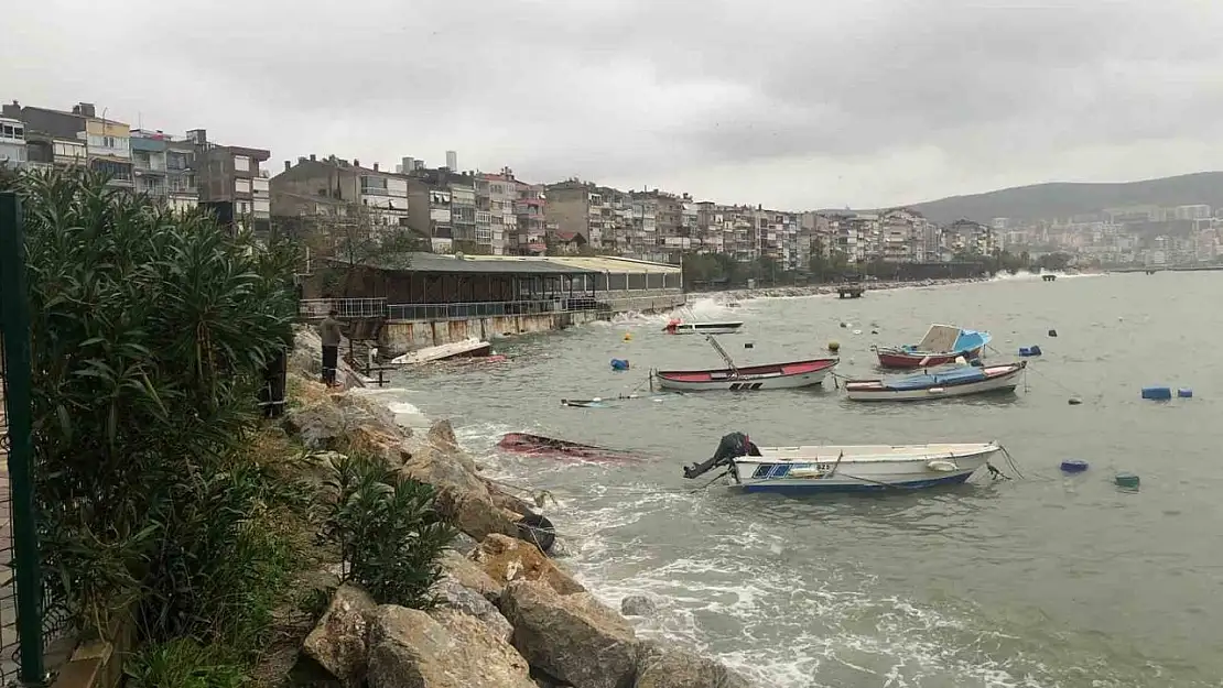 Bursa'da yaşanan fırtına sonrası tekneler alabora oldu