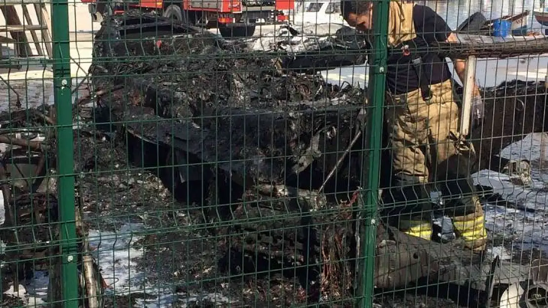 Bursa'da yat limanında yanan bottan çıkan kara dumanlar gökyüzünü kapladı