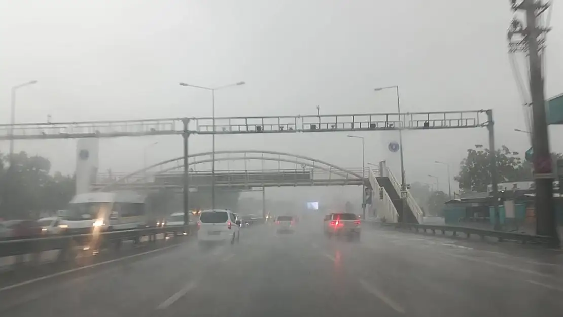 Bursa'da yollar dereye, merdivenler şelaleye döndü