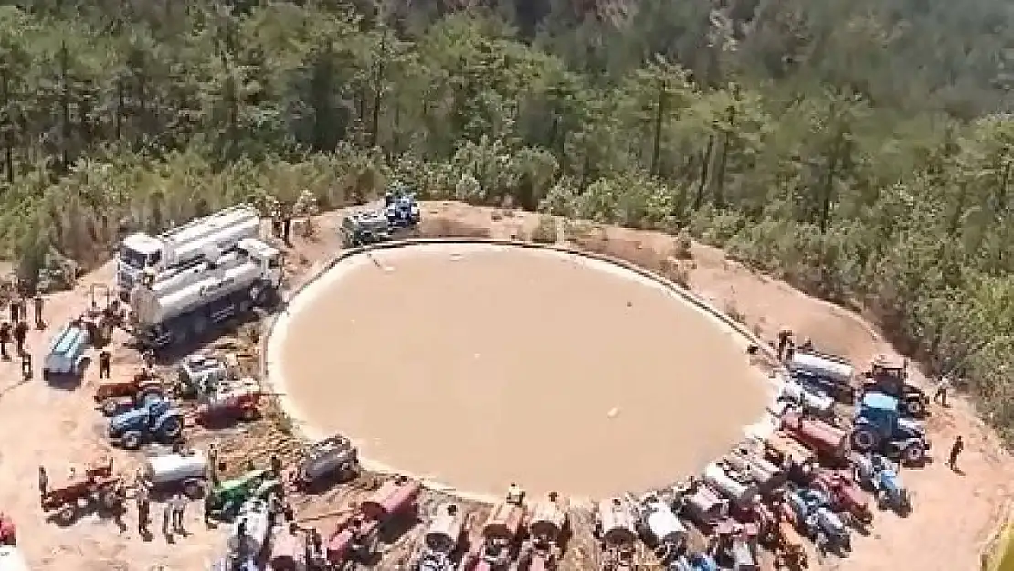 Bursa'daki yangılarda traktörlü çiftçi ordusu helikopterden görüntülendi
