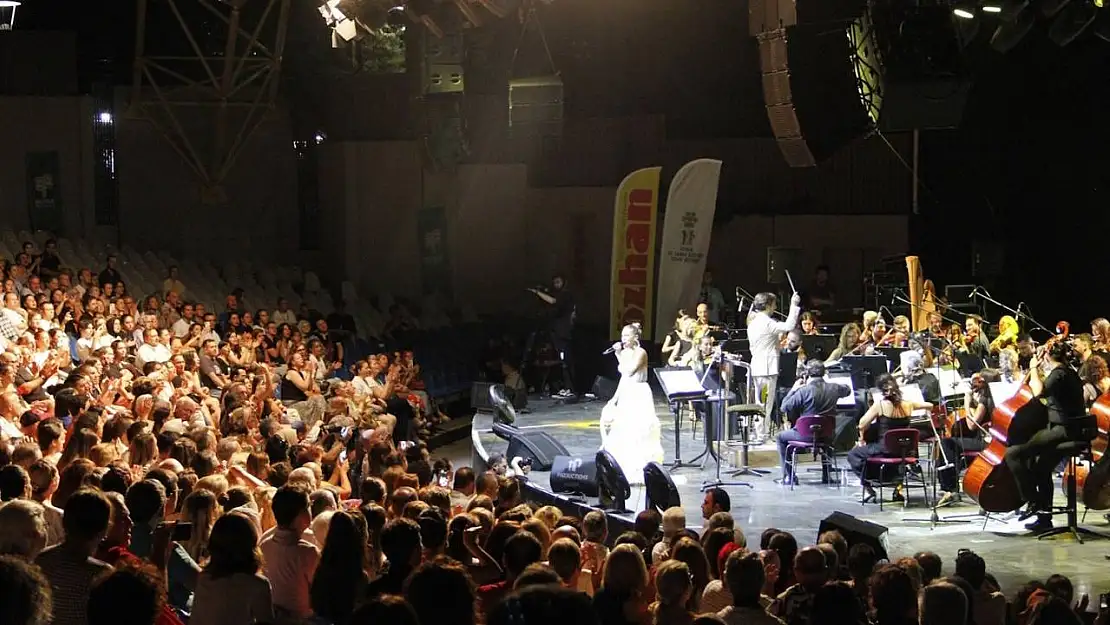 Bursa Festivali'nde büyüleyici gece