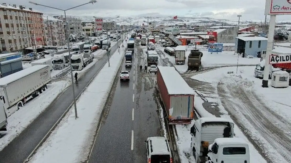 Bursa istikametine trafik 12 saat sonra kontrollü şekilde açıldı