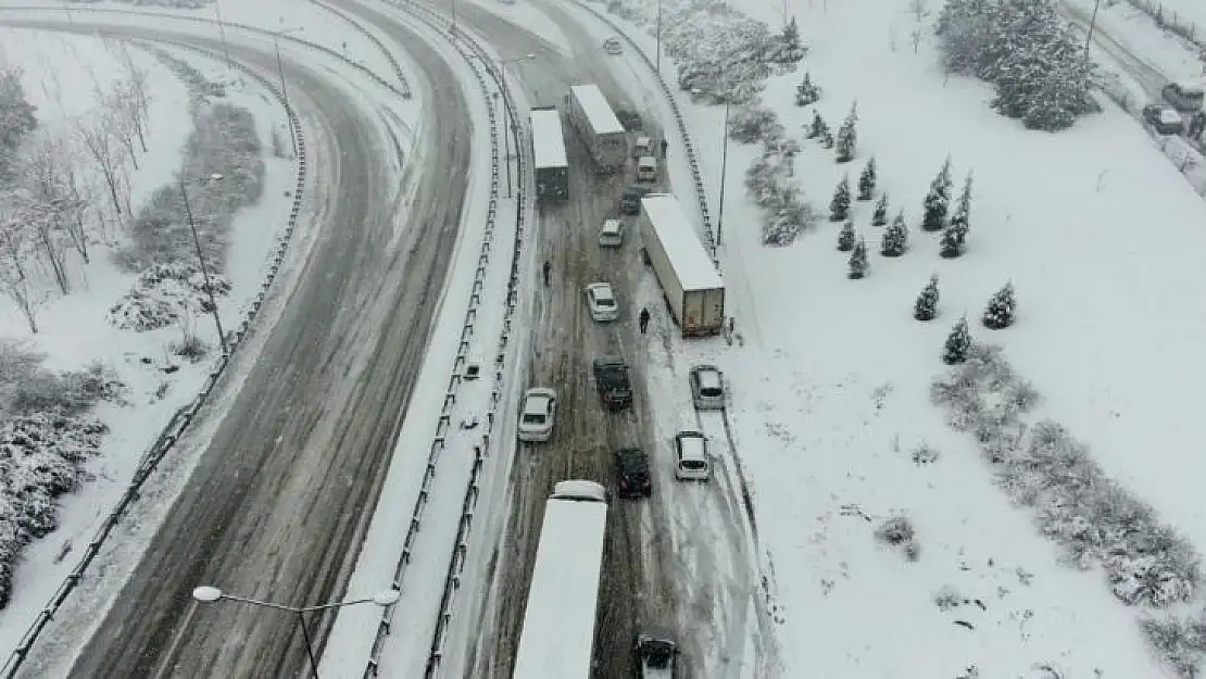 Bursa-İzmir otobanı kar yağışı sebebiyle trafiğe kapandı