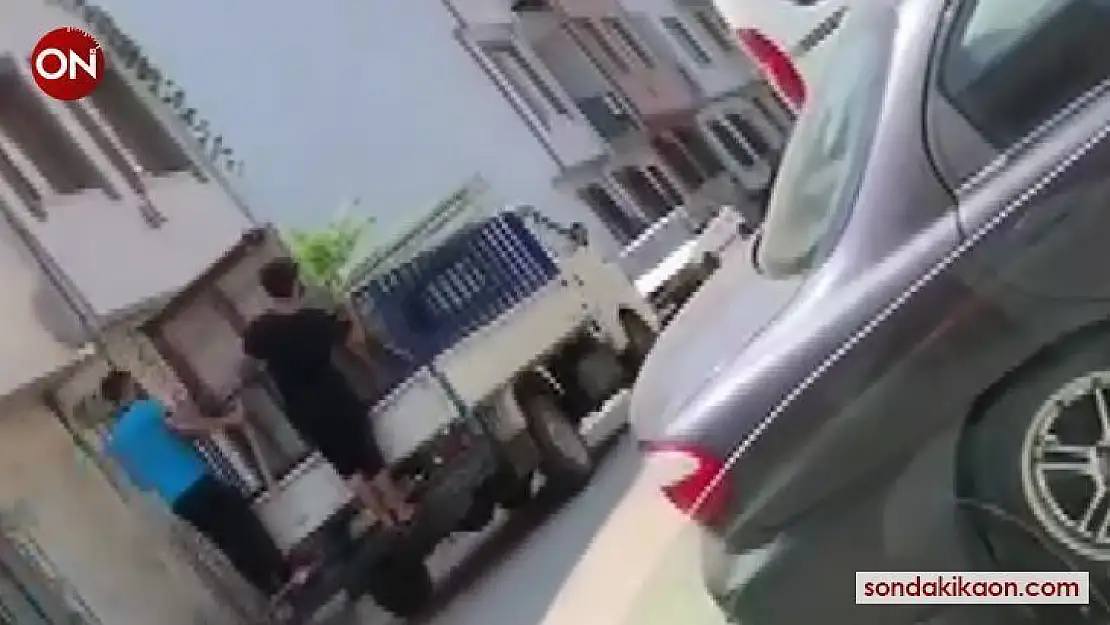 Bursa kaçan boğan, kendisini kovalayan adamı böyle yere serdi