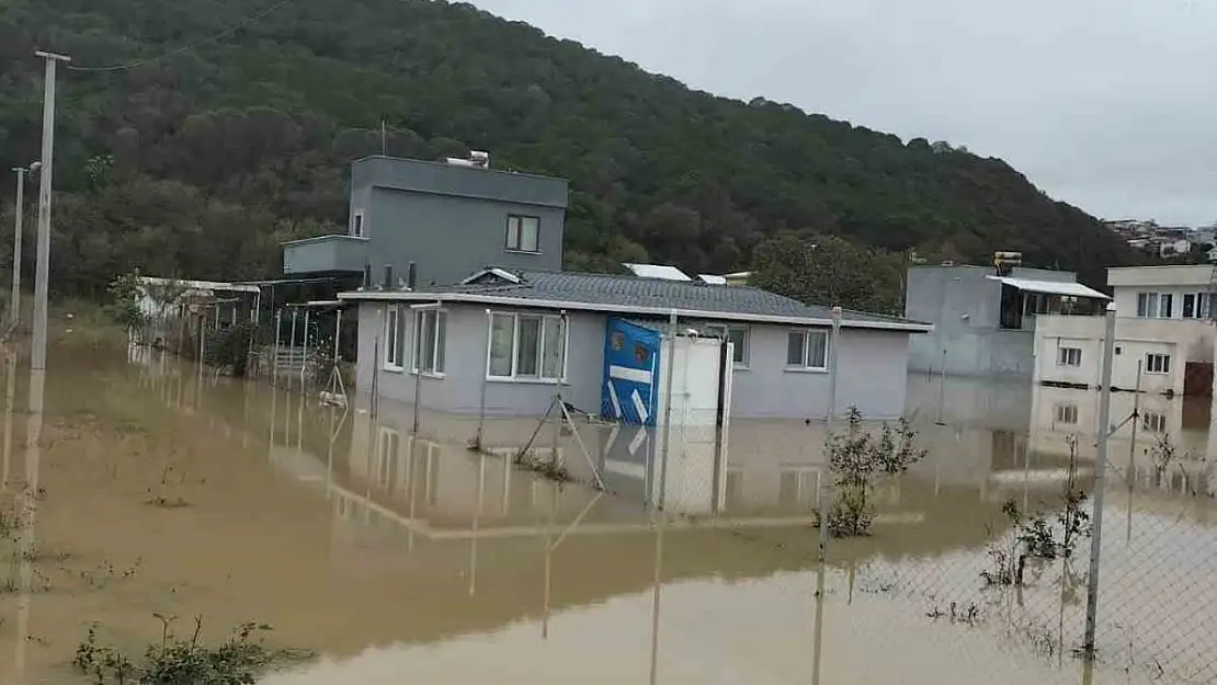 Bursa Mudanya'nın sayfiye mahallelerini su bastı