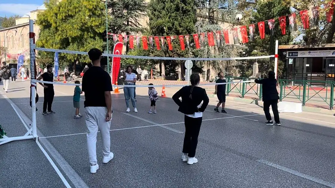 Bursa'nın en işlek caddesi 2 saat çocuklara kaldı