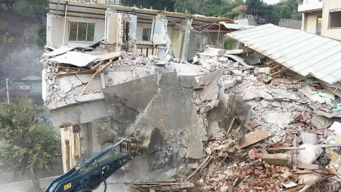 Bursa'nın tarihini gölgeleyen binaların yıkımı drone ile görüntülendi