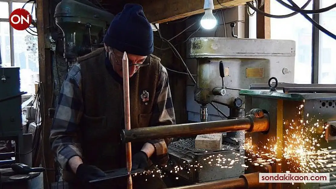 Bursalı 72 yaşındaki soba ustası gençlere taş çıkarıyor