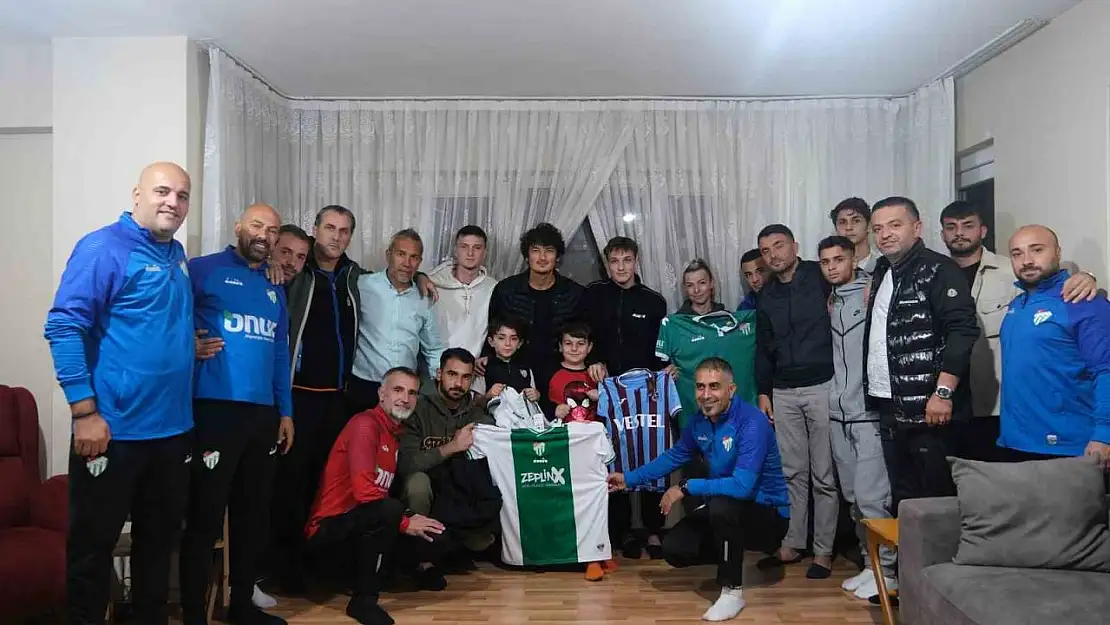 Bursaspor Kulübü, yüzüne biber gazı sıkılan çocuğu evinde ziyaret etti