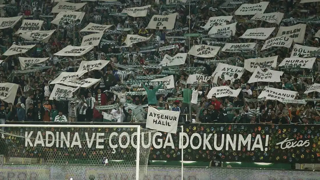 Bursaspor taraftarları öldürülen kadınların isimleri yazılı pankart açtı