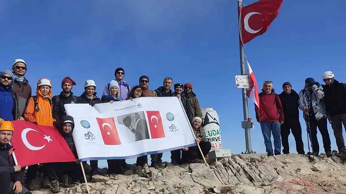 BUÜ Uludağ'ın zirvesinde Cumhuriyet Bayramı'nı kutladı