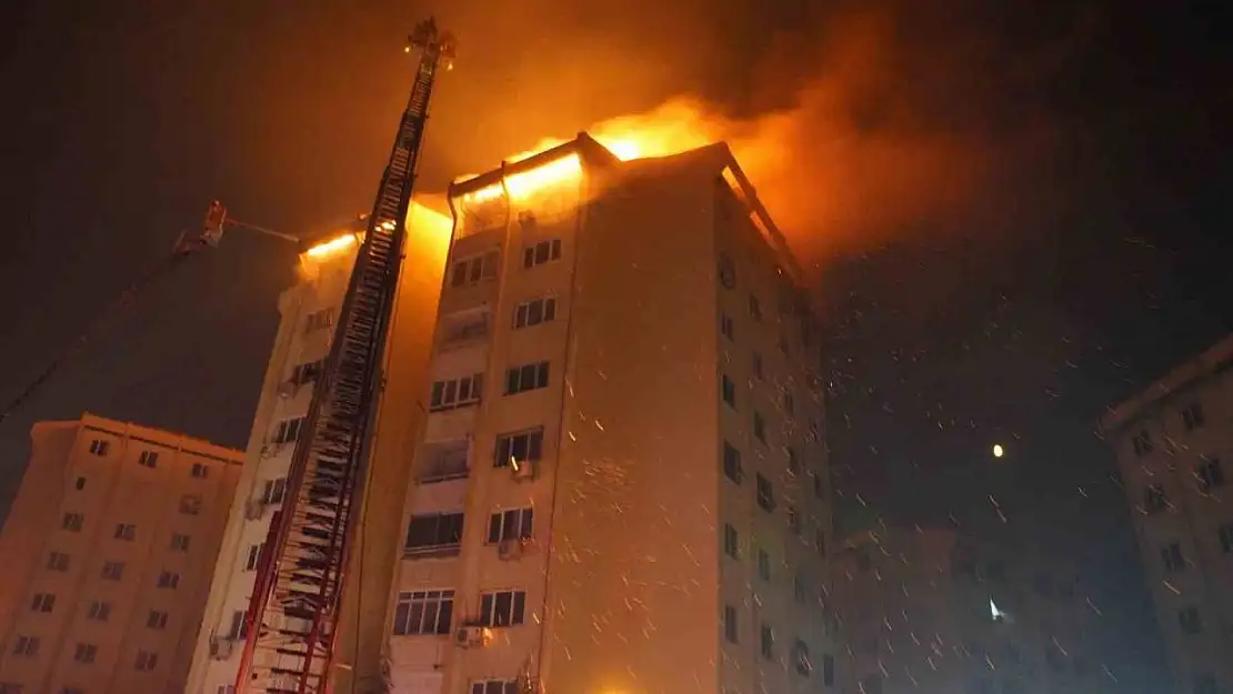 Büyük yangında zarar gören Manolya Apartmanı'nda tamirat çalışmaları başladı