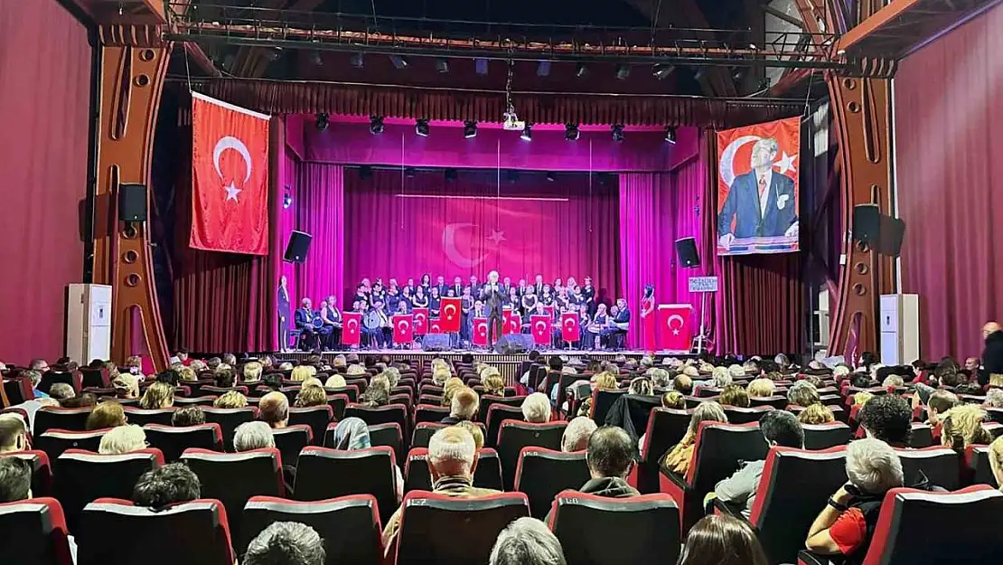 Büyükşehir 100 yaş evi üyelerinden 'Ata'ya Saygı' konseri