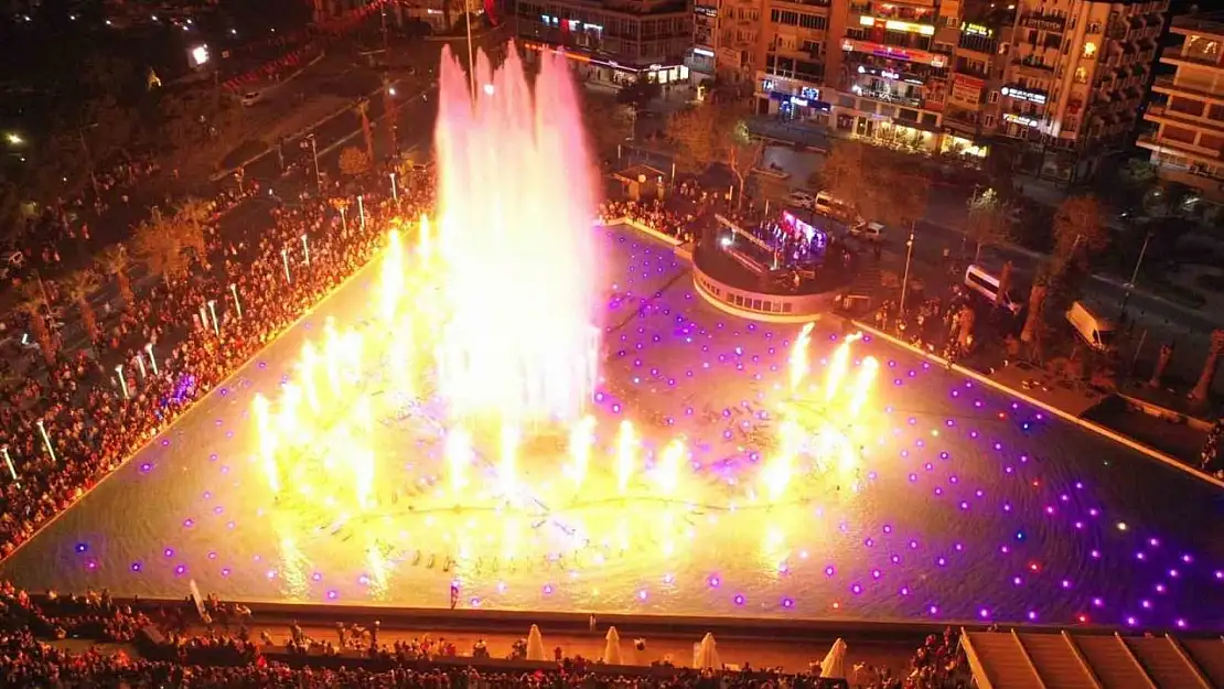 Büyükşehir'in 100. yıl lazer ışık gösterisi büyük beğeni topladı