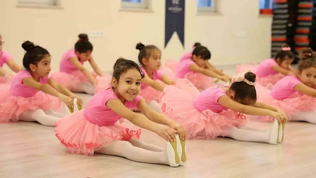 Büyükşehir'in kurslarıyla Aydınlı minikler bale öğreniyor