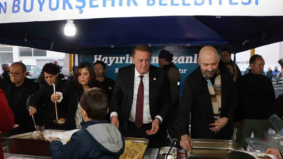 Büyükşehir'in Söke'deki iftar sofrasında yüzlerce kişi buluştu