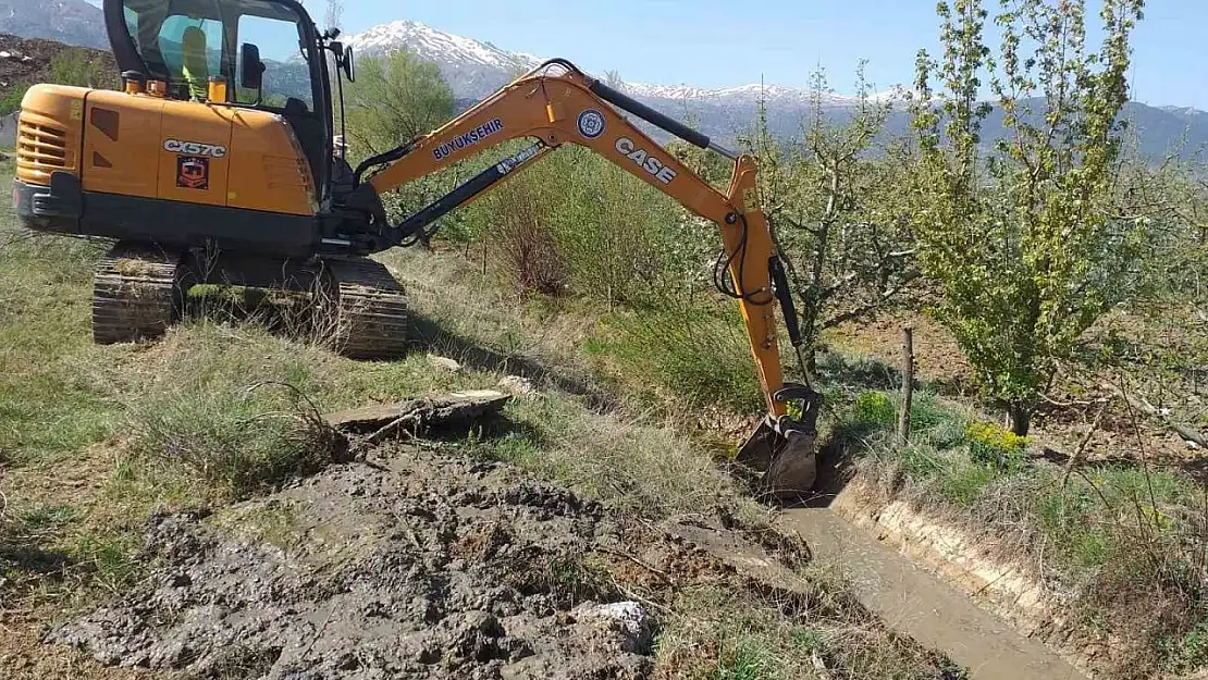 Büyükşehir sulama kanalı temizlik çalışmalarına devam ediyor