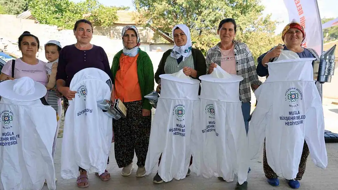 Büyükşehir ve Menteşe Belediyesi'nden arıcılara maske ve körük desteği