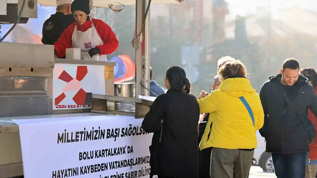 Büyükşehir yangında hayatını kaybedenler için lokma dağıttı