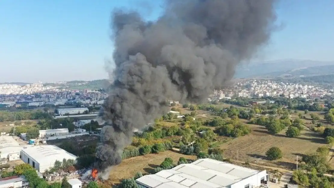 Buzdolabı geri dönüşüm deposunda büyük yangın