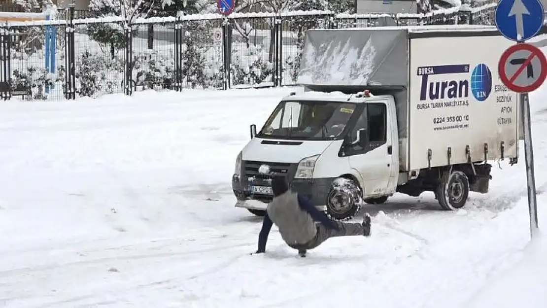Buzlu yollarda düşe kalka...O anlar kameraya yansıdı