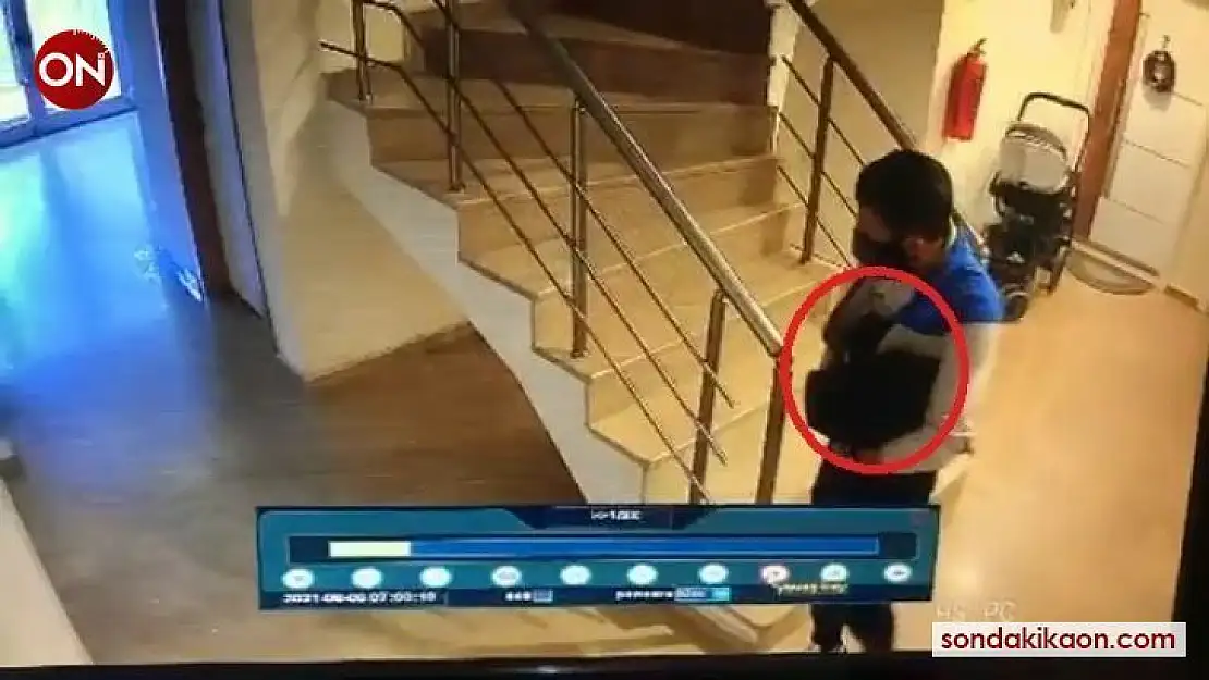 Çaldığı ayakkabıların bir çiftini giydi, diğer çiftini cebine soktu