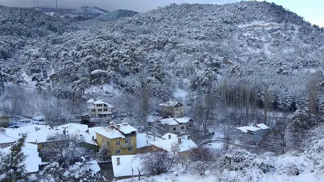 Çam ağaçları beyaza büründü, ortaya kartpostallık görüntüler çıktı