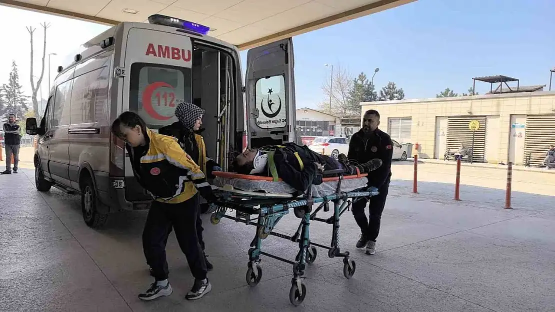 Cam takarken dengesini kaybeden işçi 5 metre yükseklikten düştü
