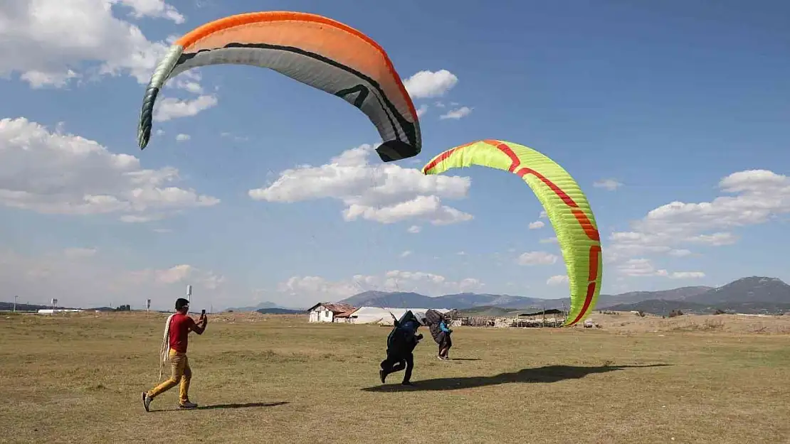 Çameli'nde paraşüt pilotları bir birleriyle yarıştı