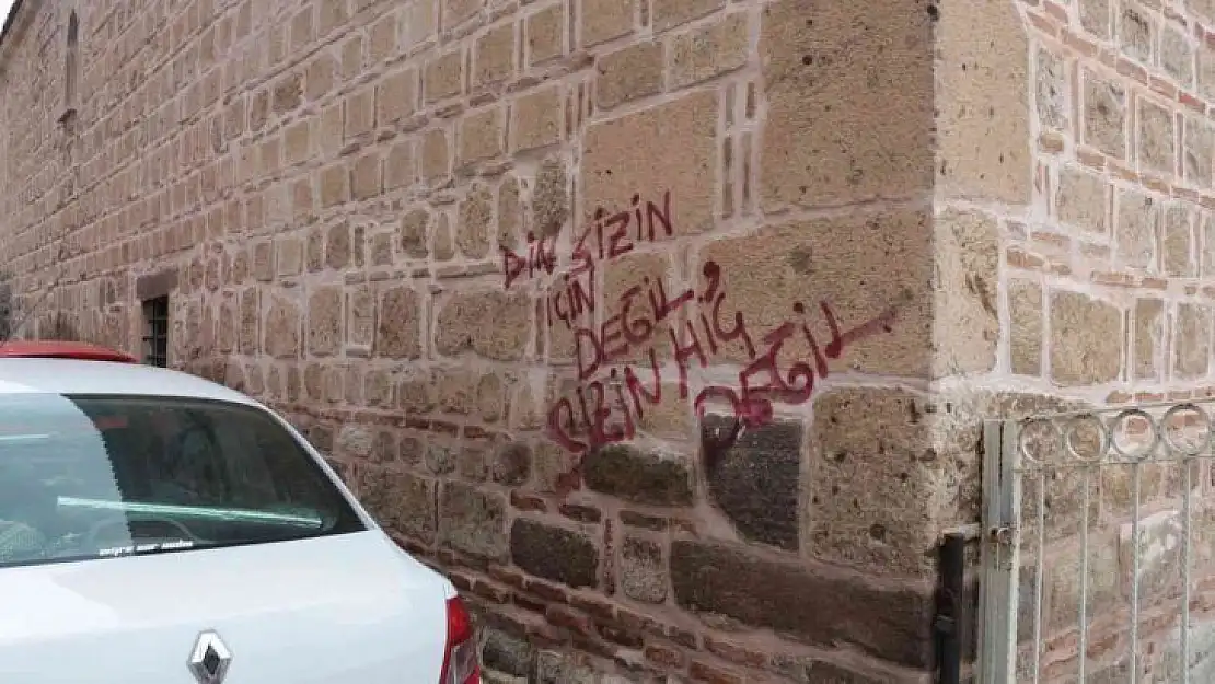 Cami duvarındaki yazı tepki çekti