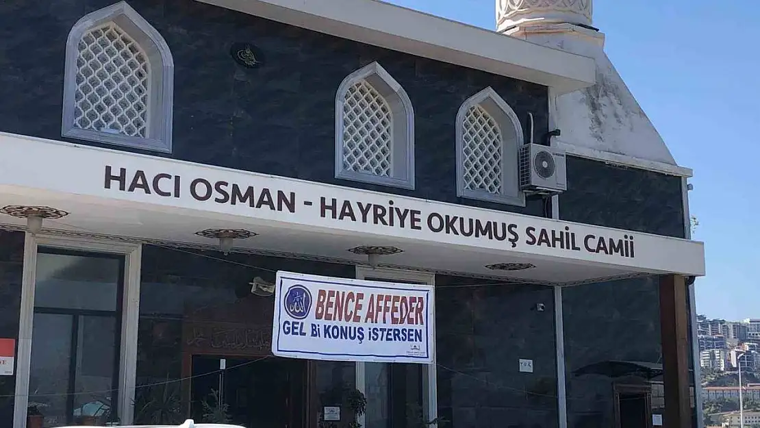 Camiye asılan afişi görenler şaştı kaldı