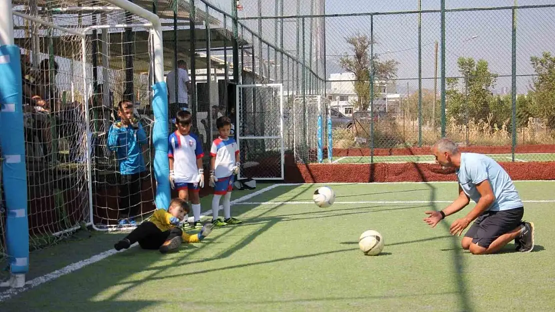 Çamlık kaleci ordusu kurdu