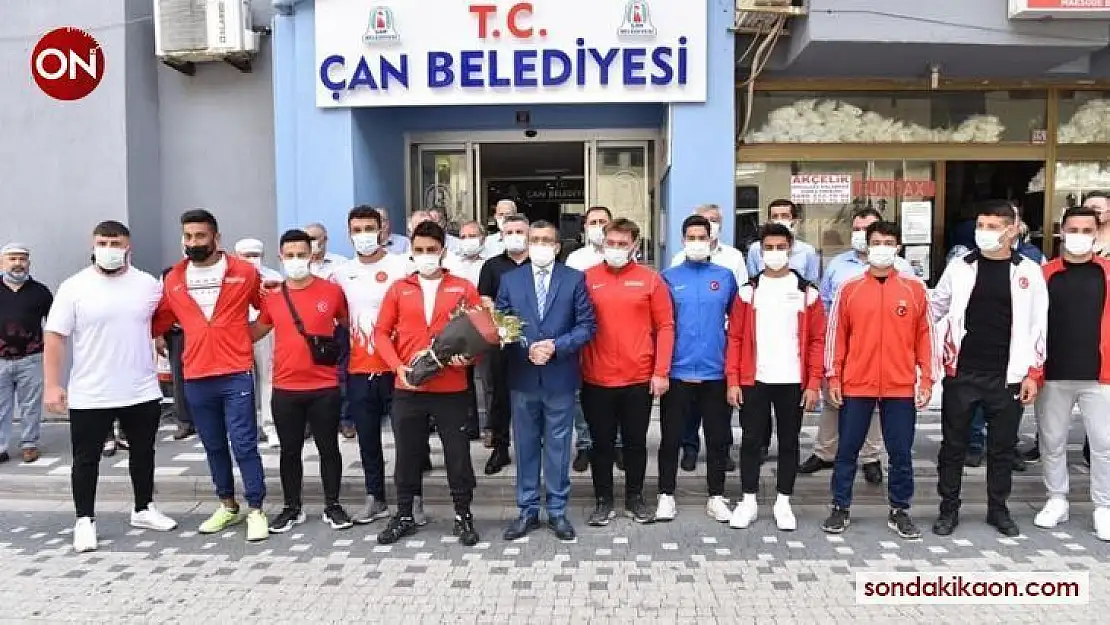 Çan Belediyesi güreş kulübü pehlivanları davul zurna ile karşılandı