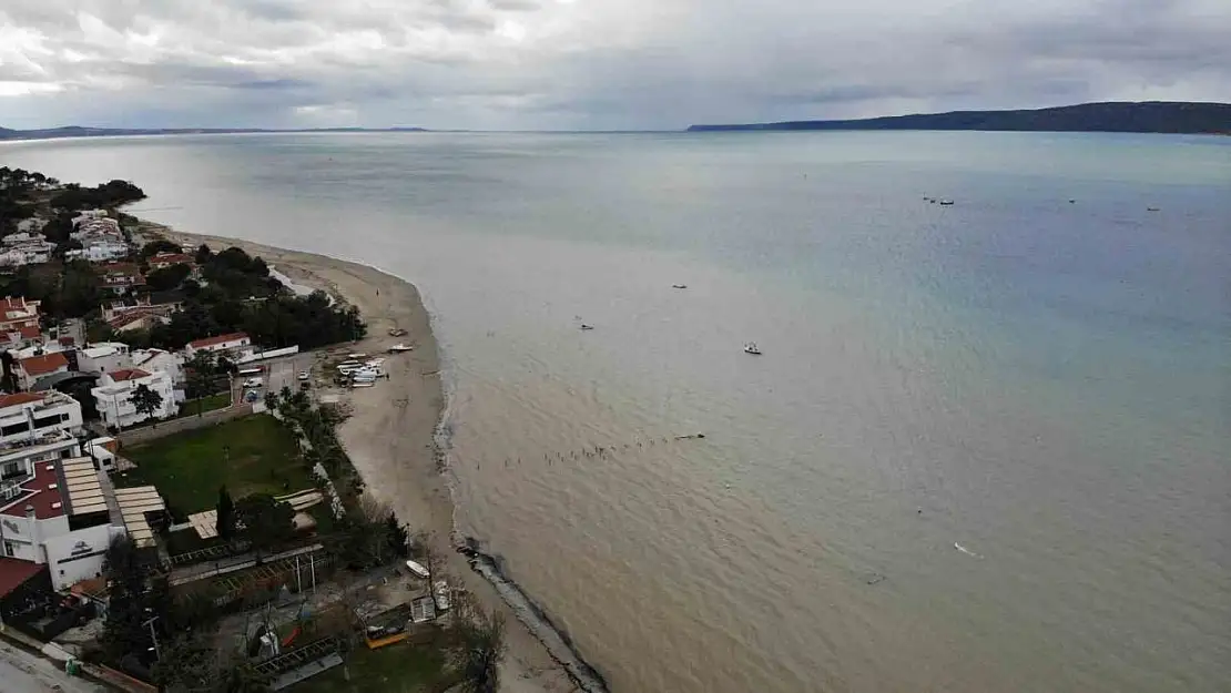 Çanakkale Boğazı'nda denizin rengi değişti