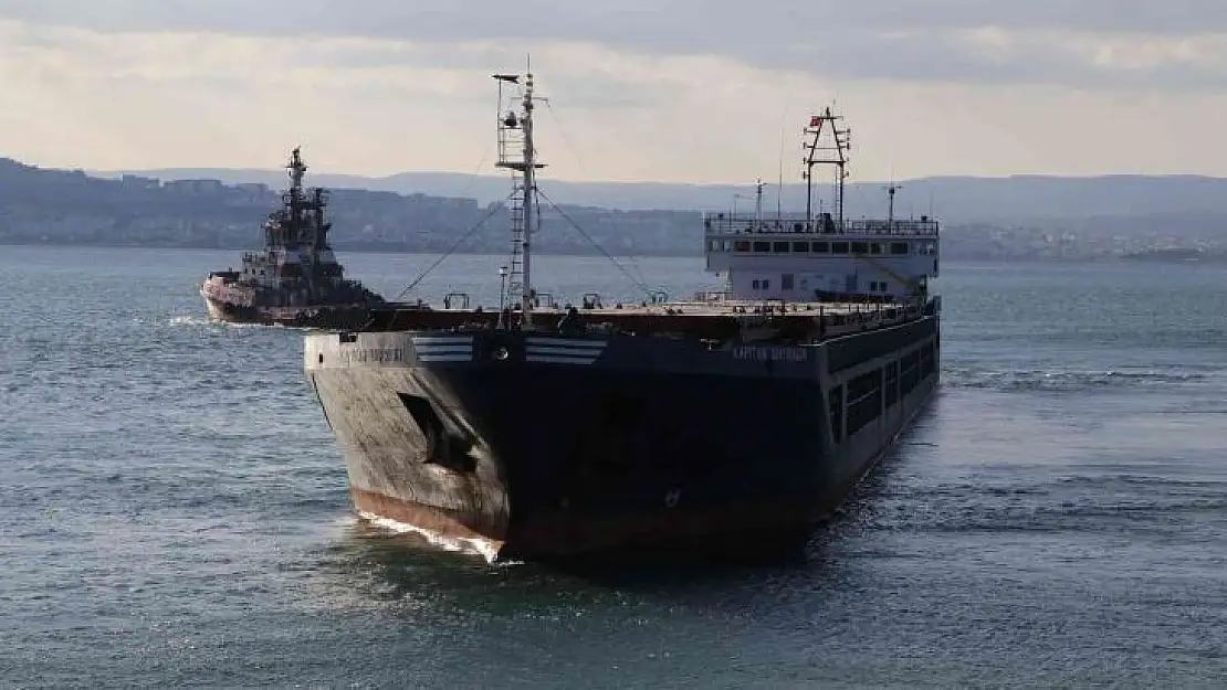Çanakkale Boğazı'nda karaya oturan gemi kurtarıldı