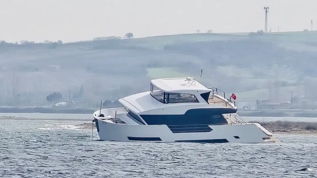 Çanakkale Boğazı'nda karaya oturan tekne kurtarıldı