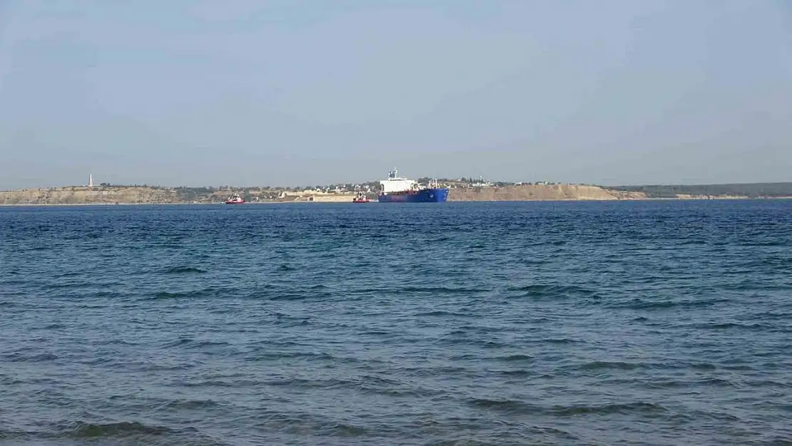 Çanakkale Boğazı'nda makine arızası giderilen tanker Bozcaada demir sahasına götürüldü