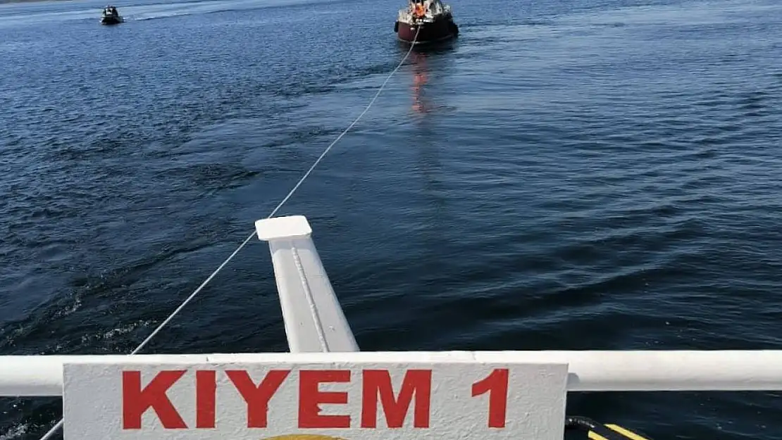 Çanakkale Boğazı'nda sürüklenen içinde 2 kişinin bulunduğu tekne kurtarıldı