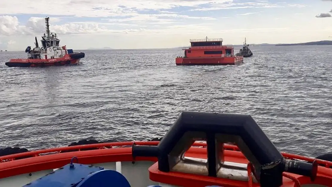 Çanakkale Boğazı'ndan geçen 'Esenkıyı' yedeklisi makine arızası yaptı