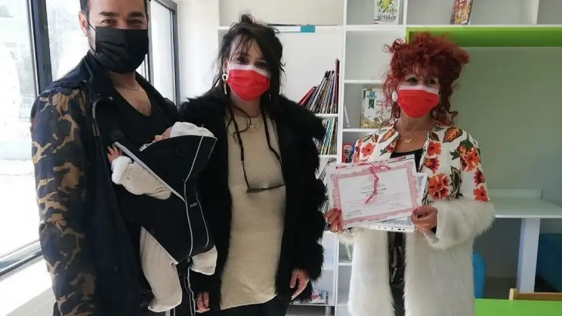 Çanakkale'de 18 günlük Harika bebek kütüphaneye üye oldu